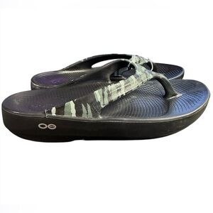 OOFOS OOlala recovery sandals with a black footbed green camouflage 7 euc